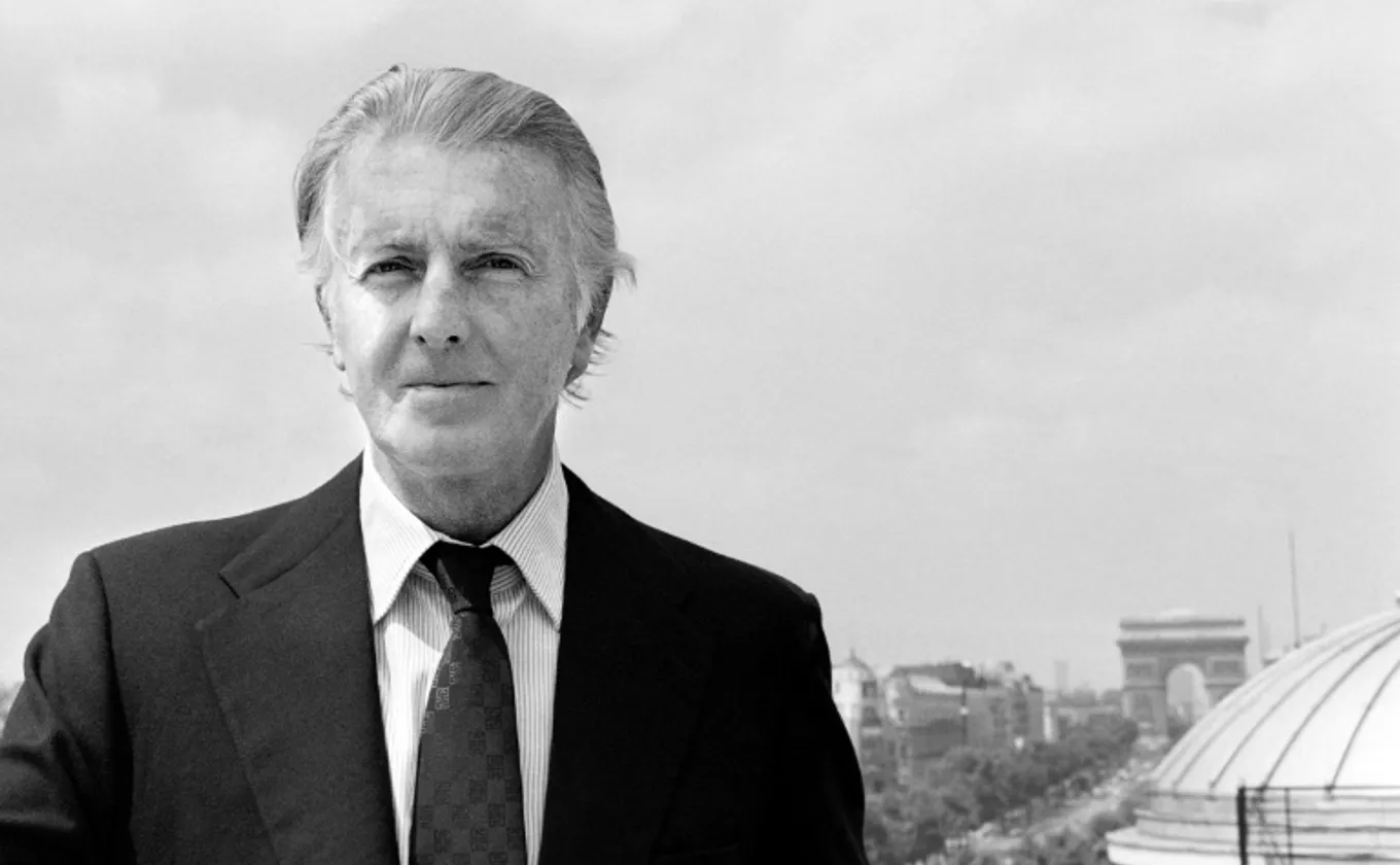 Portrait d'Hubert de Givenchy avec Paris en arrière-plan